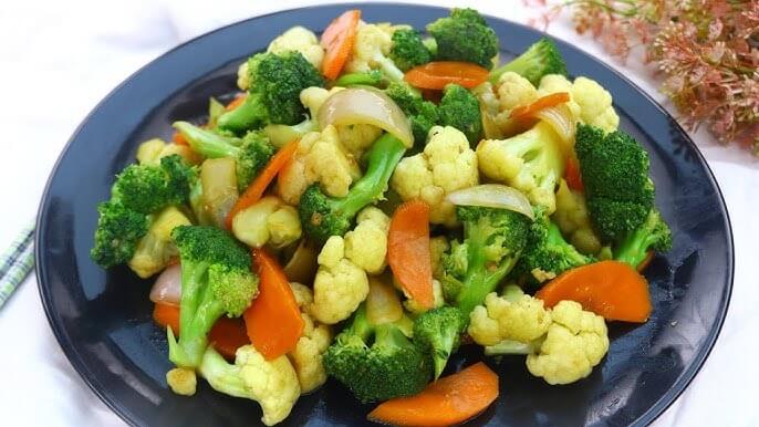 Quick Cauliflower & Broccoli Stir-fry (Sayur Goreng)